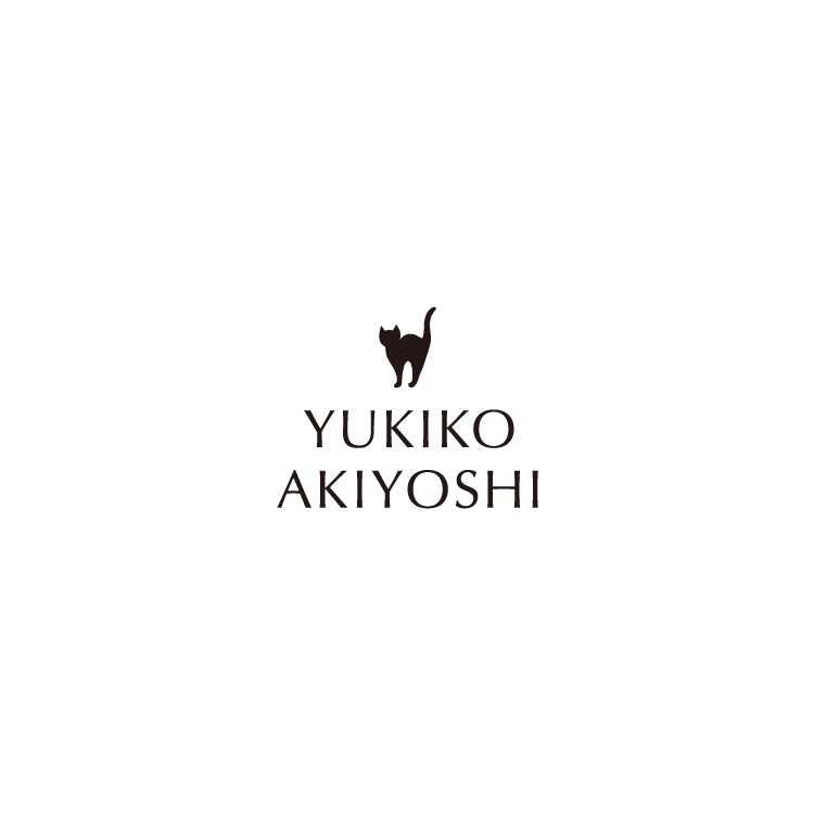 サイト起動時に秋吉由紀子のロゴを表示
